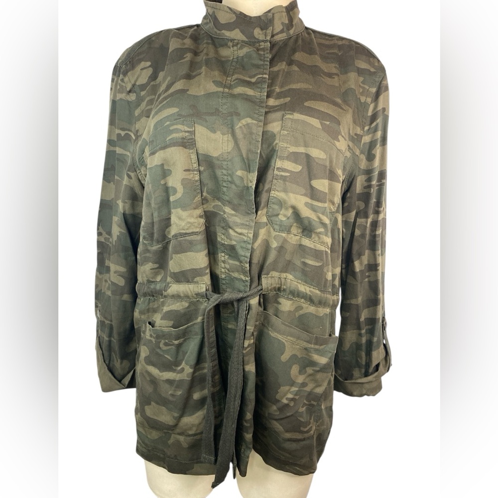 Social Standard Long Sleeve Camouflage Jacket with Snaps Women’s Large